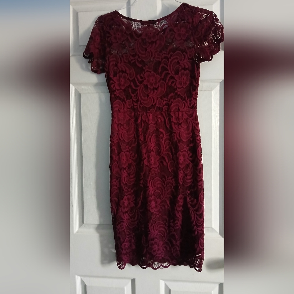 Elegant Burgundy Lace Dress - Picture 3 of 6